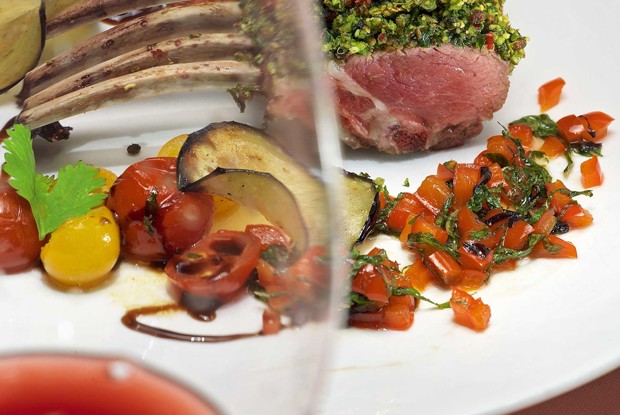 Баранья корейка в панировке из орехов, пряных трав и розового перца