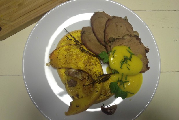 Баранья нога и тыква, запеченные с ароматными травами, с соусом из тыквы