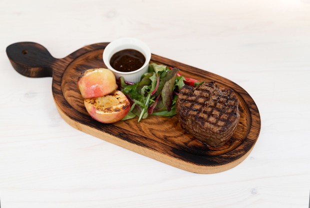 Баранья корейка с нектаринами