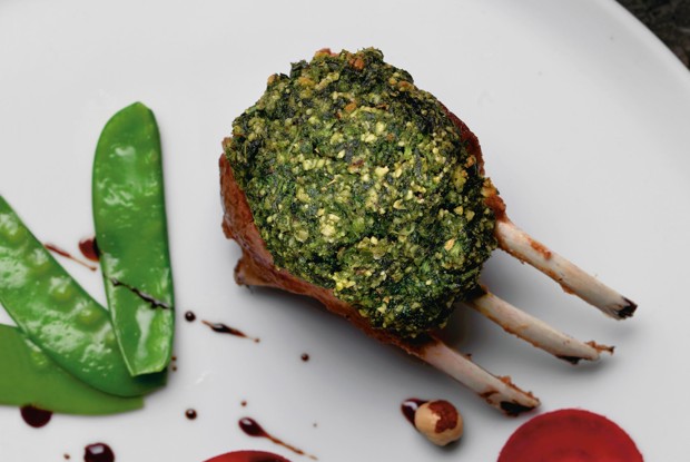 Баранья корейка в панцире из фундука и кинзы