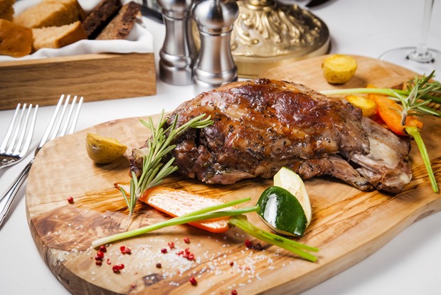 Баранья лопатка с сезонными овощами