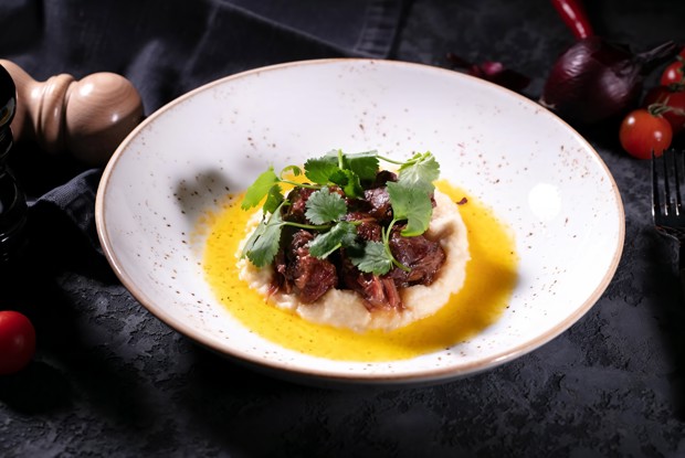 Баранья лопатка в соусе с черным перцем и с пюре из сельдерея и облепихой