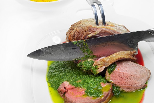 Баранья нога с зеленым соусом