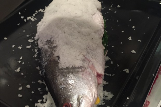 Баррамунди запеченная в соли