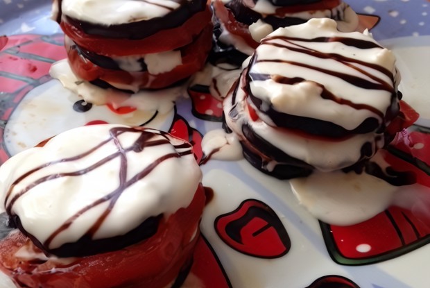 Башенки из баклажанов и томатов