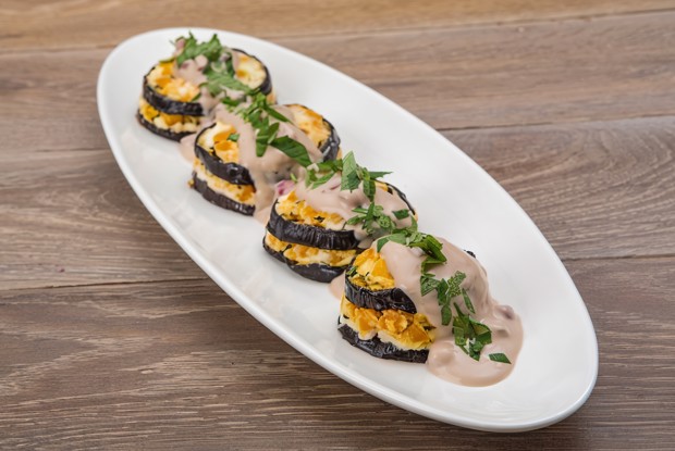 Башенки из баклажанов с тыквой, гранатом, мятой и козьим и сыром