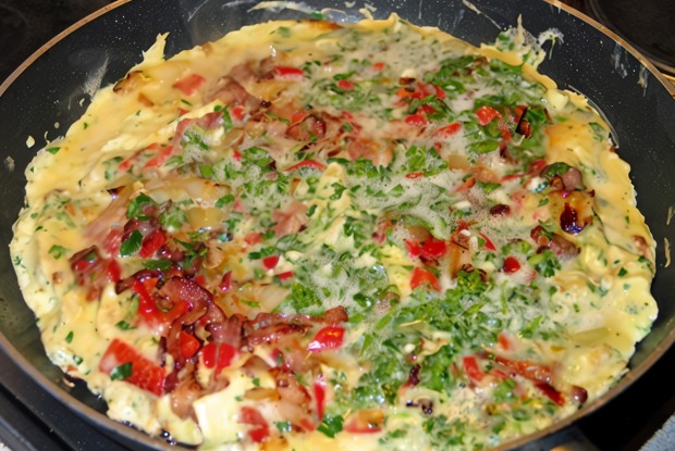 Баскский омлет с обжаренными перчиками