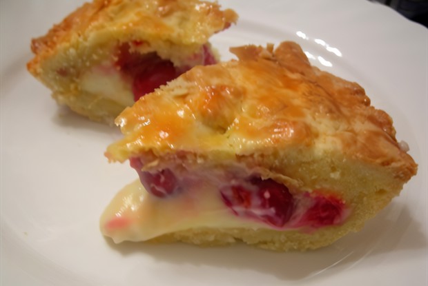 Баскский пирог с вишней