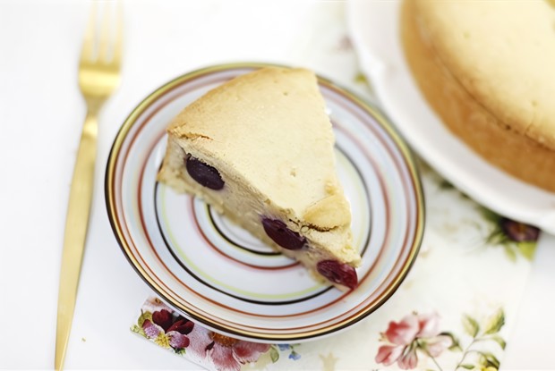 Баскский пирог с черешней и заварным кремом