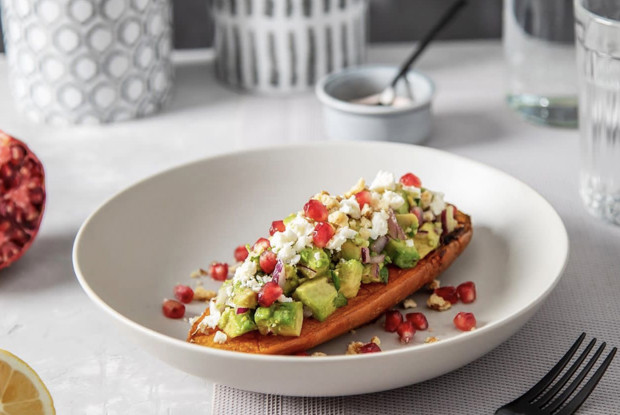 Батат с авокадо, фетой, грецким орехом и гранатом