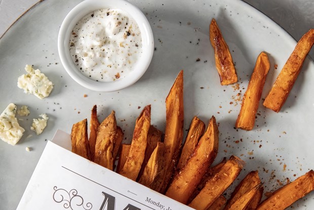 Батат с копченой паприкой и соусом блю-чиз