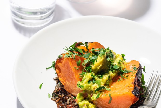 Батат с кремом из авокадо и диким рисом