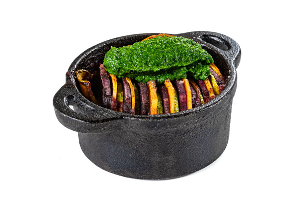 Батат в духовке с овощами и зеленым соусом