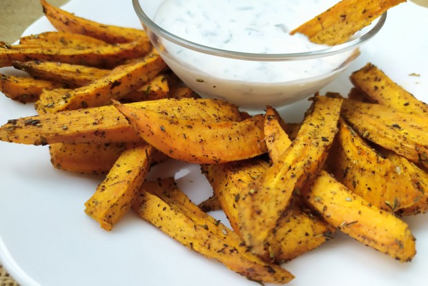 Батат, запеченный дольками в специях