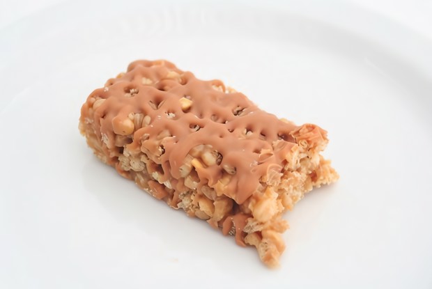 Батончики с шоколадом, ирисками и орехами