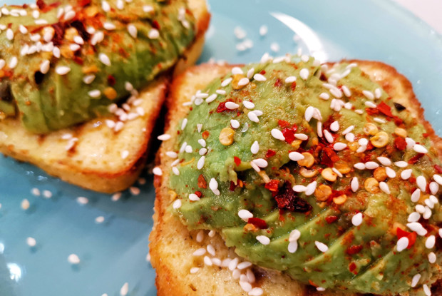 Базиликовые кето-тосты с авокадо