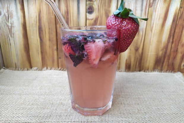 Базиликовый лимонад с клубникой