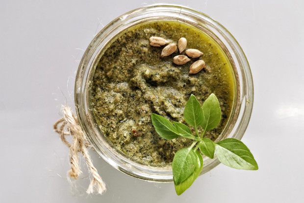 Базиликовый соус-намазка на сливочном масле