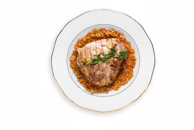 Бедро индейки с асафетидой и красной чечевицей