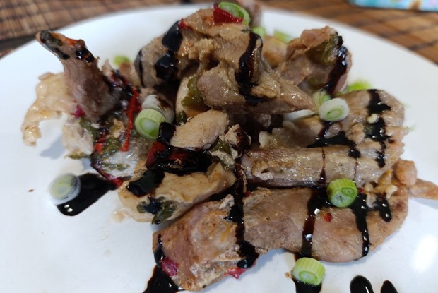 Бедро индейки на сковороде с болгарским перцем и луком в соевом соусе