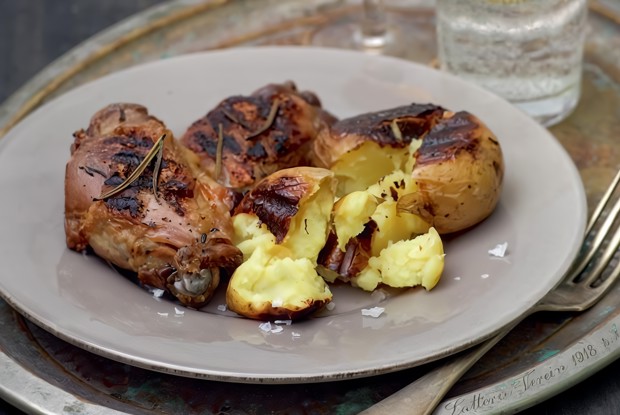 Бедрышки цесарки с картофелем и розмарином