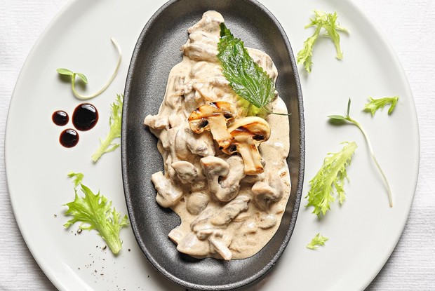 Бефстроганов из телятины с грибами и луком