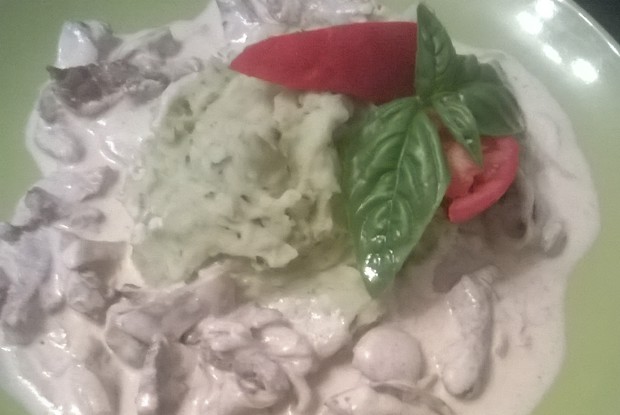 Бефстроганов с базиликовым пюре