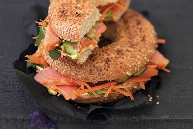 Бейгл с лососем и соусом карри