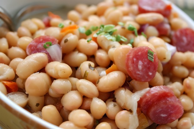 Белая фасоль с колбасой и беконом