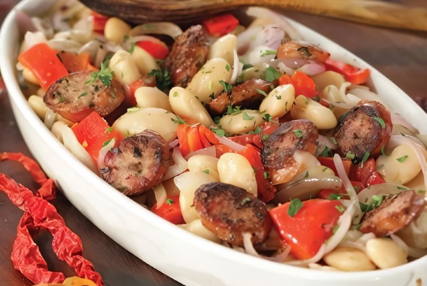 Белая фасоль, запеченная с красным перцем и острыми колбасками