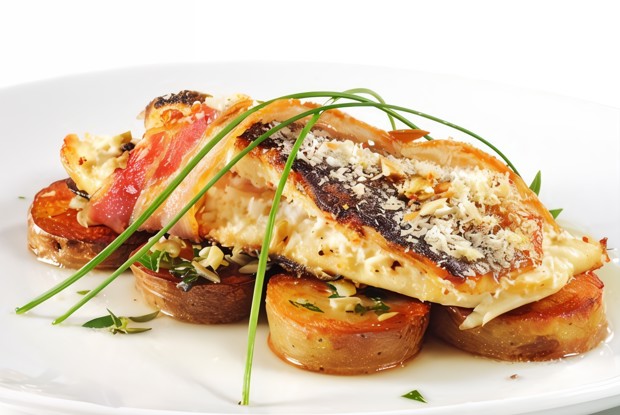 Белая рыба с копченым лососем