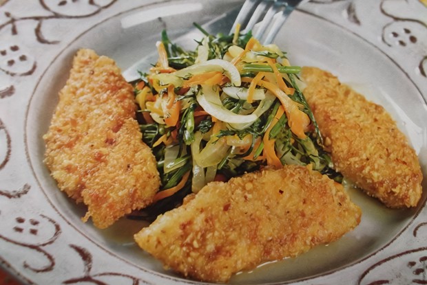 Белая рыба в корочке из грецких орехов и цедры