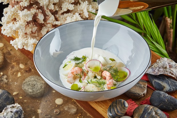 Белая окрошка с морепродуктами, копченой треской и овощами