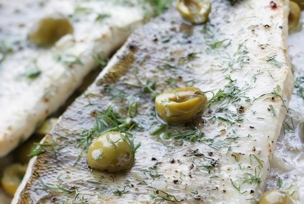 Белая рыба с начинкой из каперсов и оливок
