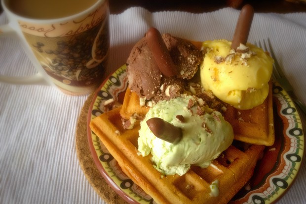 Бельгийские вафли с мороженным и взбитыми сливками