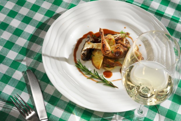 Белые грибы с жареной перепелкой