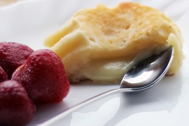 Белый фондан с клубникой