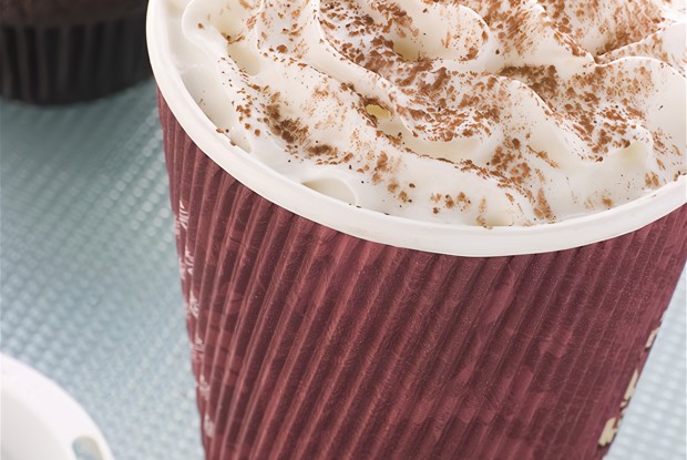 Белый горячий мятный шоколад со взбитыми сливками и карамелью