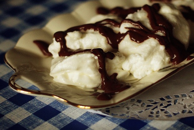 Белковые снежки с шоколадным соусом