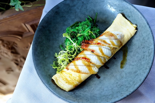 Белковый омлет с угрем и салатом чука