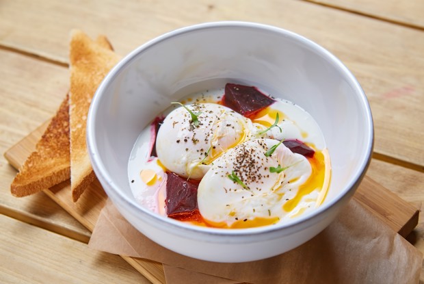 Бенедикт с йогуртом и острым маслом