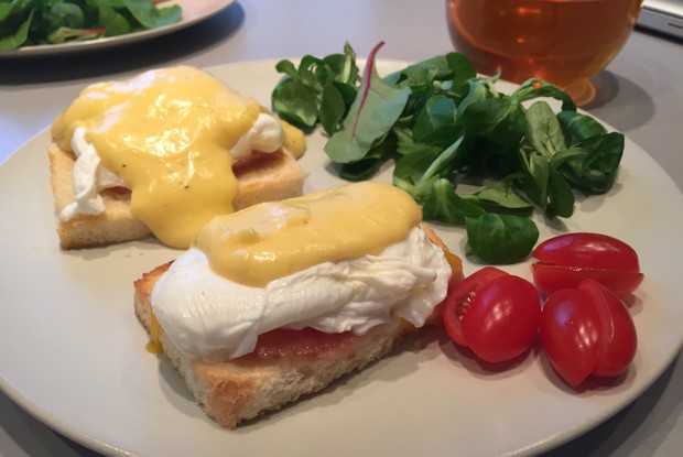 Бенедиктинские яйца с копченым лососем