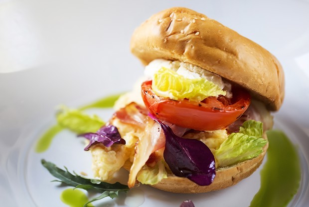 Бейгл с сыром и беконом