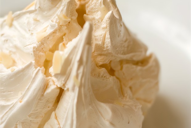 Безе с сахарной пудрой