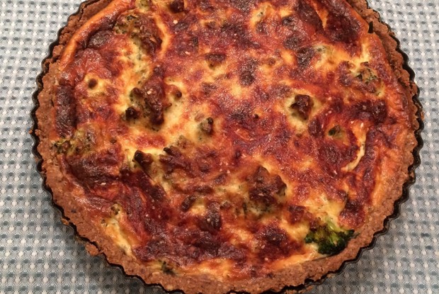 Безглютеновый киш с лососем и брокколи