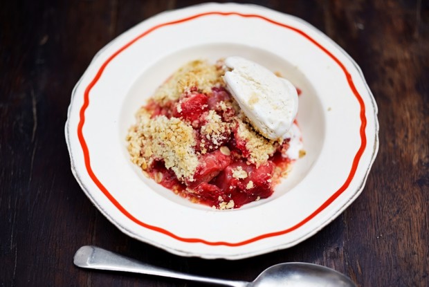 Безглютеновый крамбл с ревенем и клубникой