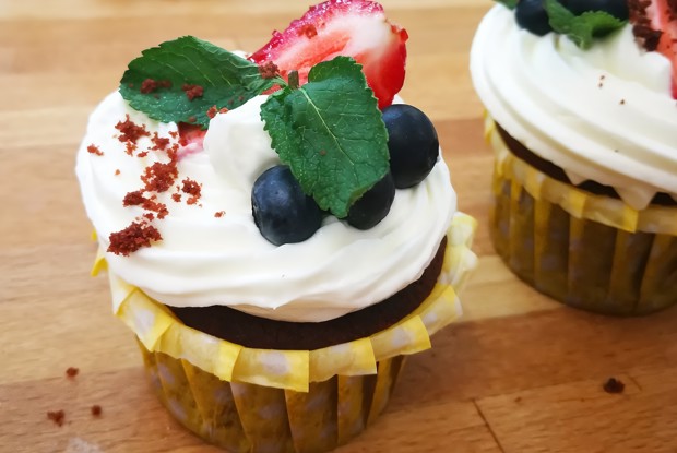 Безглютеновые капкейки с вишневым конфитюром