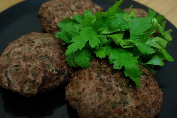 Бифштекс из баранины с зеленью