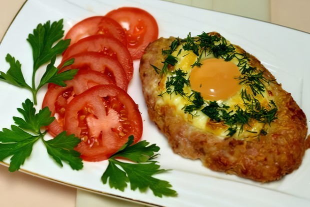 Бифштекс из свиного фарша, запеченный в духовке, с яйцом