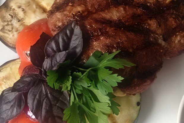 Бифштекс на углях с овощами гриль